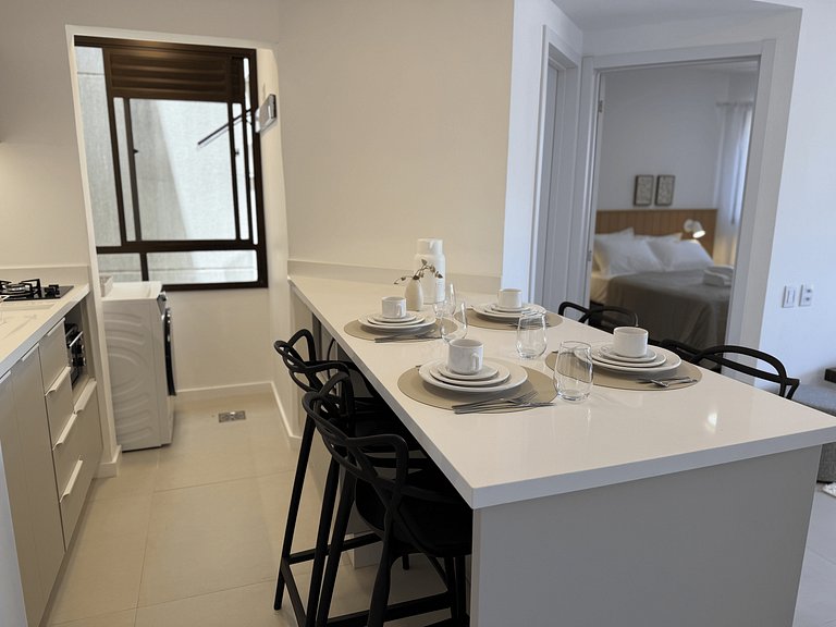 Espaçoso Apartamento Condomínio pé na areia C03