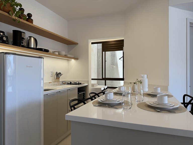 Espaçoso Apartamento Condomínio pé na areia C03