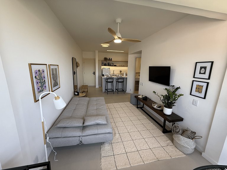 Espaçoso Apartamento Condomínio pé na areia C03