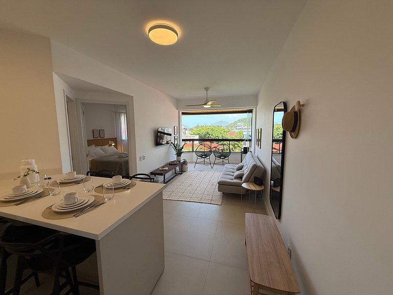 Espaçoso Apartamento Condomínio pé na areia C03