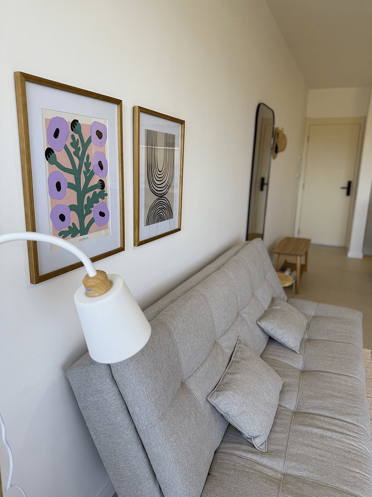 Espaçoso Apartamento Condomínio pé na areia C03