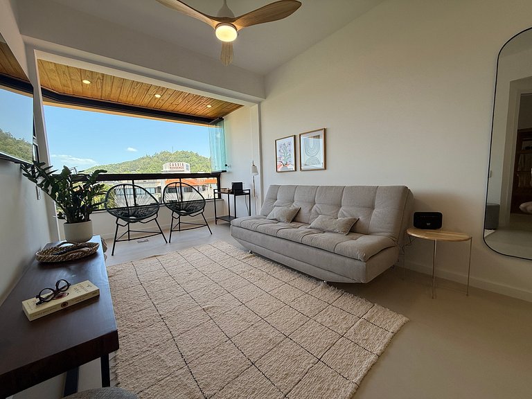 Espaçoso Apartamento Condomínio pé na areia C03