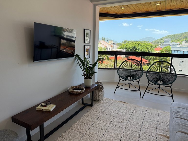 Espaçoso Apartamento Condomínio pé na areia C03