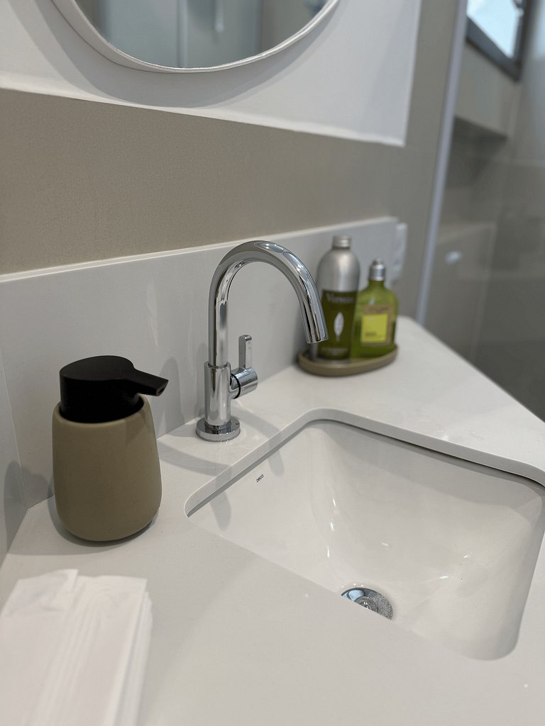 Espaçoso Apartamento Condomínio pé na areia C03