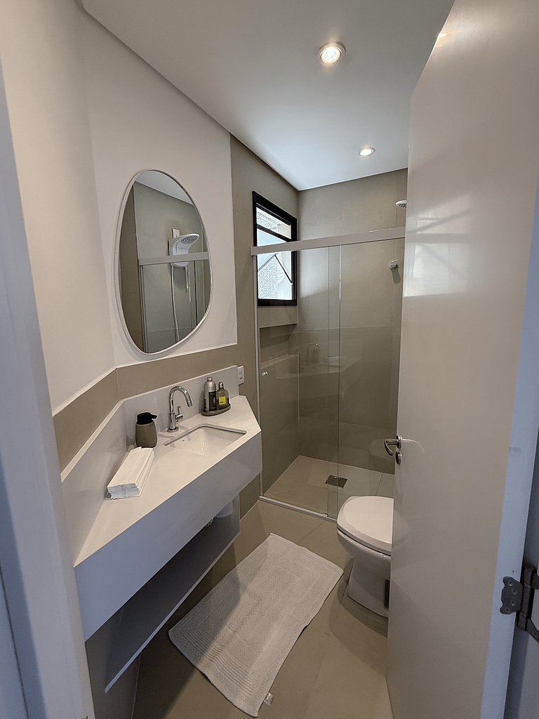 Espaçoso Apartamento Condomínio pé na areia C03