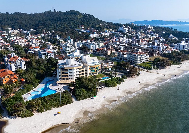 Espaçoso Apartamento Condomínio pé na areia C03