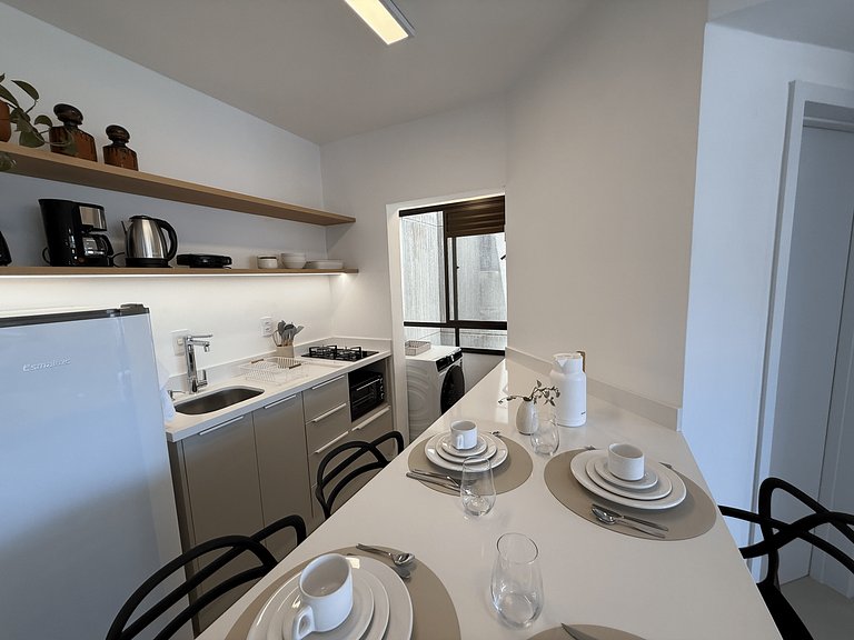 Espaçoso Apartamento Condomínio pé na areia C03