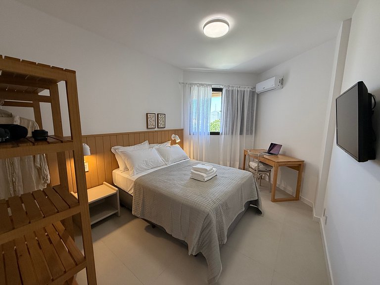 Espaçoso Apartamento Condomínio pé na areia C03