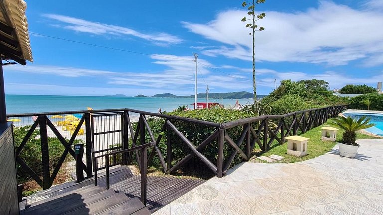 Espaçoso Apartamento Condomínio pé na areia C03