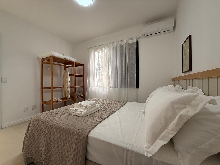 Apto no coração dos Ingleses 150 m da praia C08