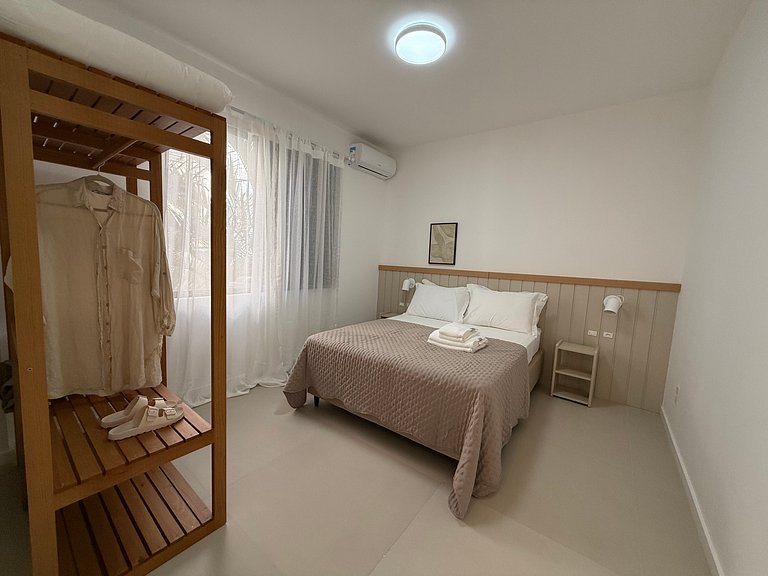 Apto no coração dos Ingleses 150 m da praia C08