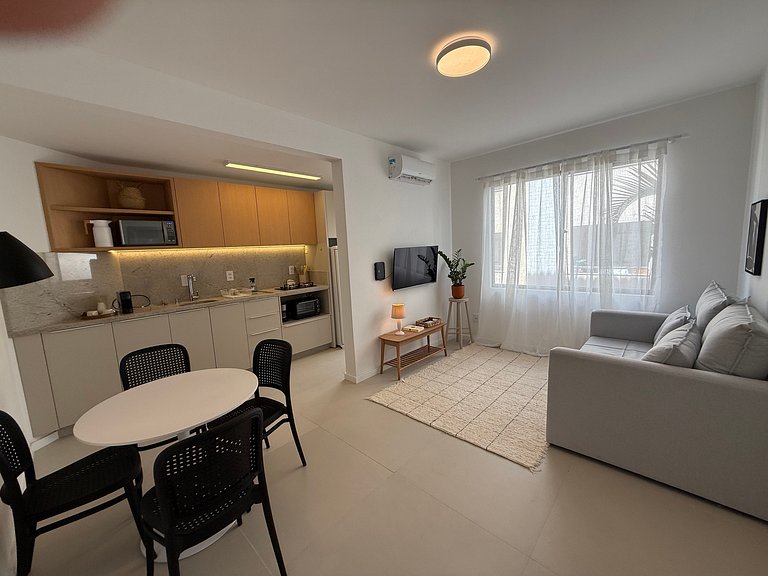 Apto no coração dos Ingleses 150 m da praia C08