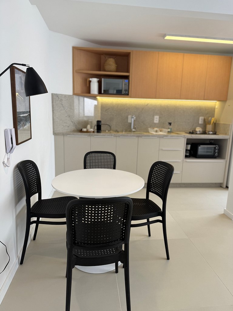 Apto no coração dos Ingleses 150 m da praia C08