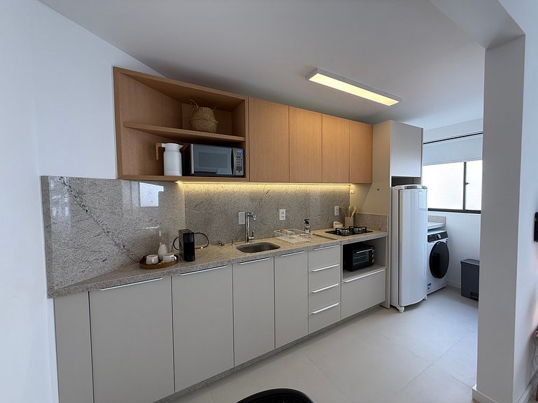 Apto no coração dos Ingleses 150 m da praia C08