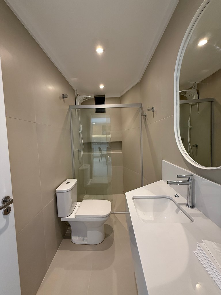 Apto no coração dos Ingleses 150 m da praia C08