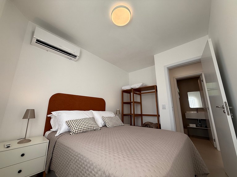 Lindo apartamento em Jurerê a 200 metros da praia