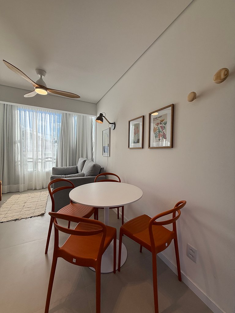 Lindo apartamento em Jurerê a 200 metros da praia
