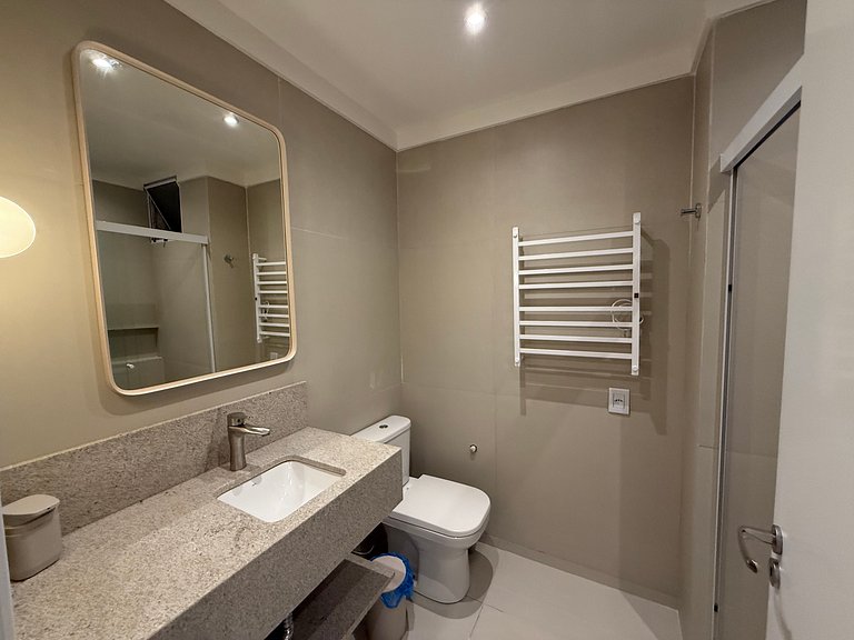 2 suítes frente-mar, piscina, quadra tênis/padel