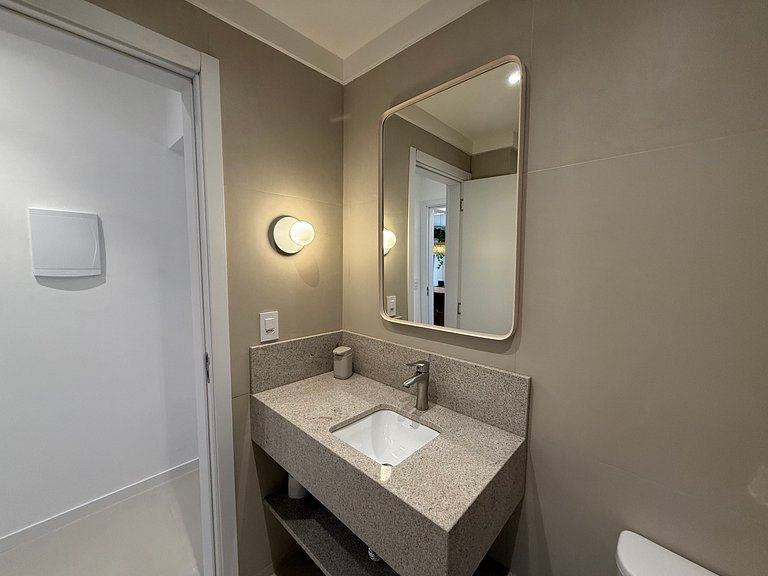 2 suítes frente-mar, piscina, quadra tênis/padel