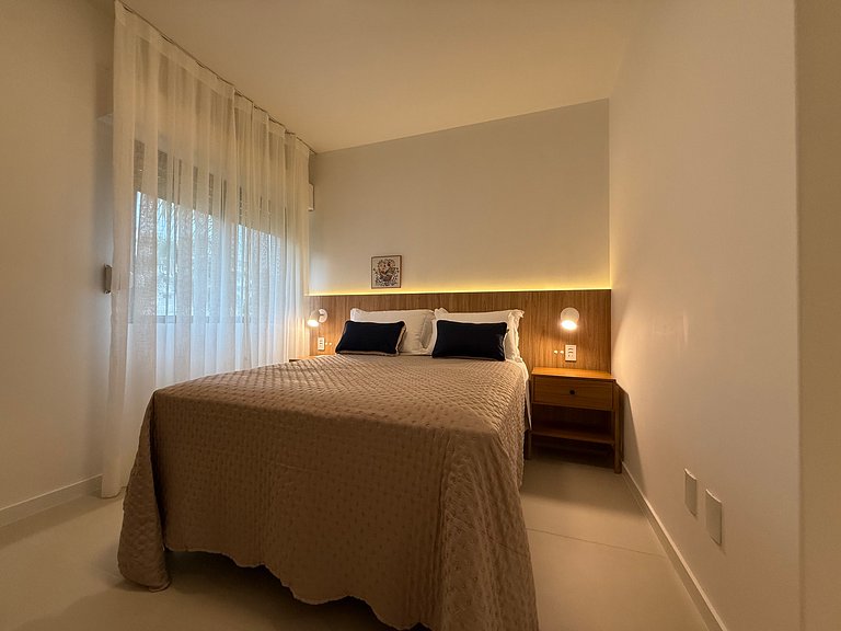 2 suítes frente-mar, piscina, quadra tênis/padel