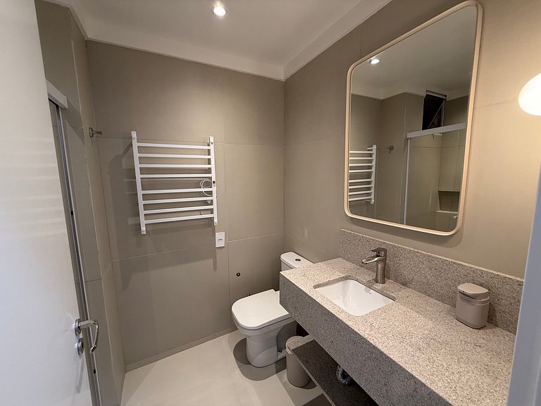 2 suítes frente-mar, piscina, quadra tênis/padel