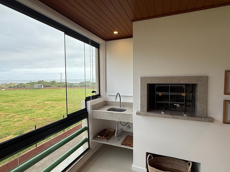 2 suítes frente-mar, piscina, quadra tênis/padel