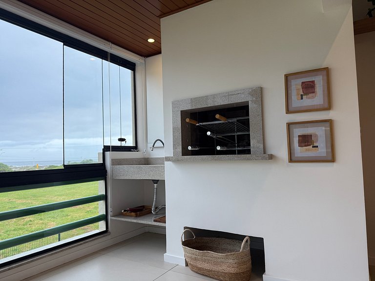 2 suítes frente-mar, piscina, quadra tênis/padel