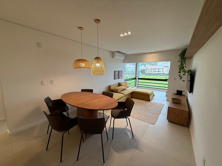 2 suítes frente-mar, piscina, quadra tênis/padel