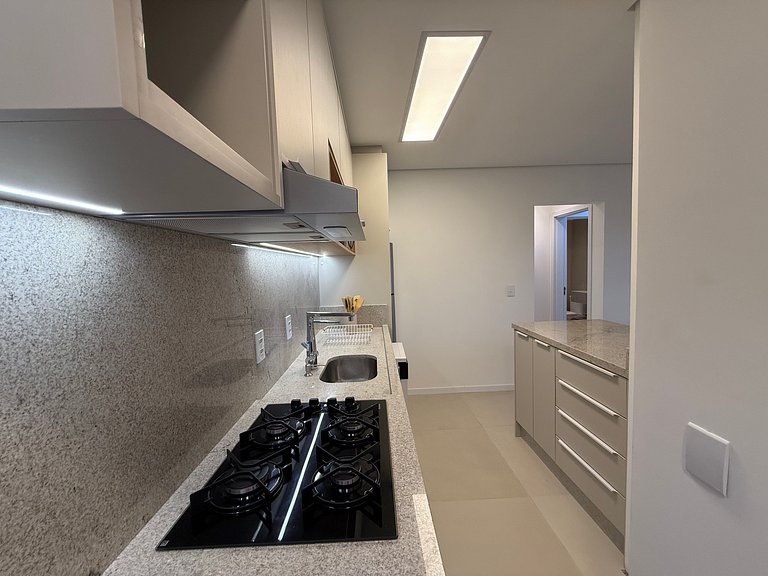 2 suítes frente-mar, piscina, quadra tênis/padel