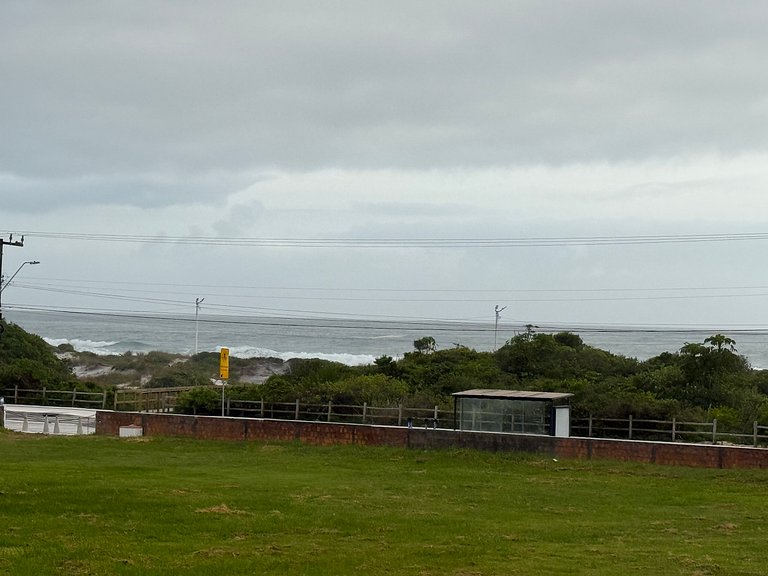 2 suítes frente-mar, piscina, quadra tênis/padel