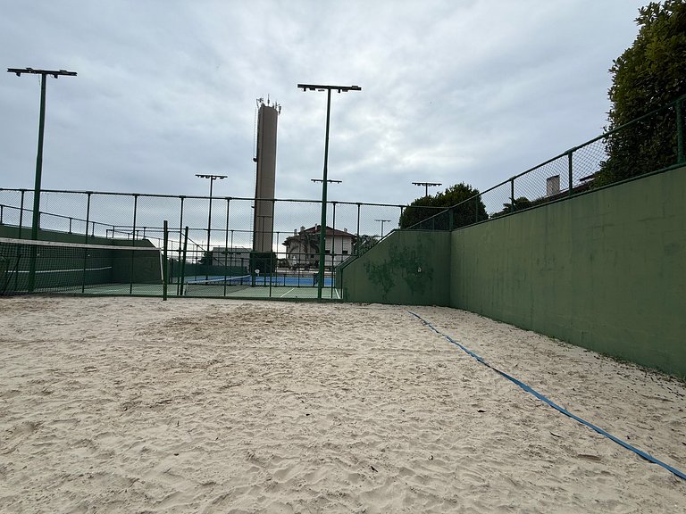 2 suítes frente-mar, piscina, quadra tênis/padel