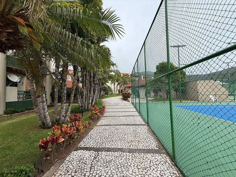 2 suítes frente-mar, piscina, quadra tênis/padel