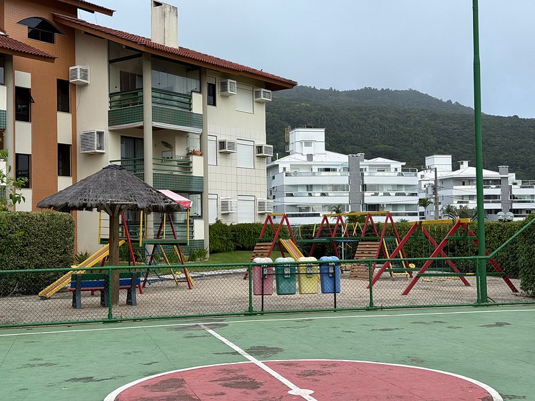 2 suítes frente-mar, piscina, quadra tênis/padel