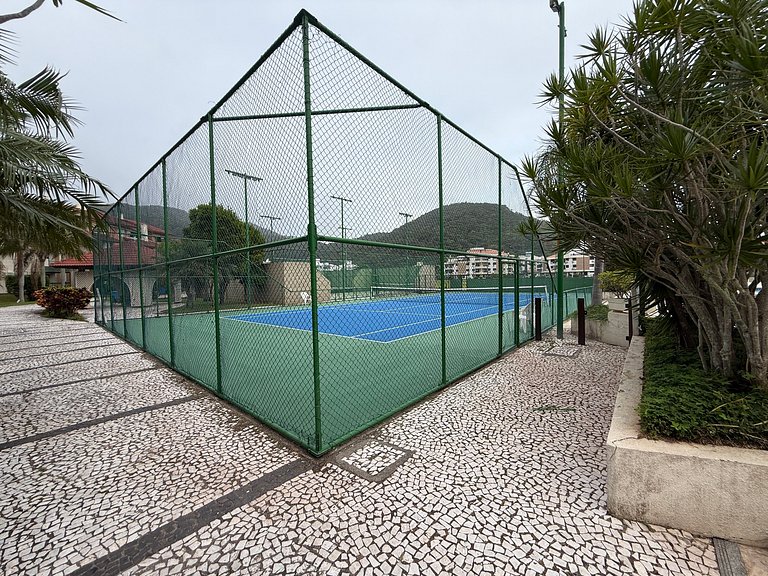 2 suítes frente-mar, piscina, quadra tênis/padel