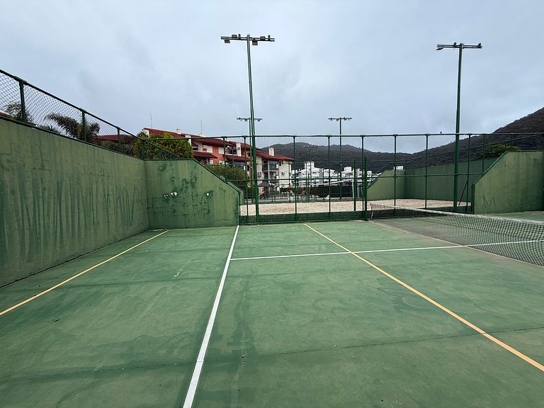2 suítes frente-mar, piscina, quadra tênis/padel
