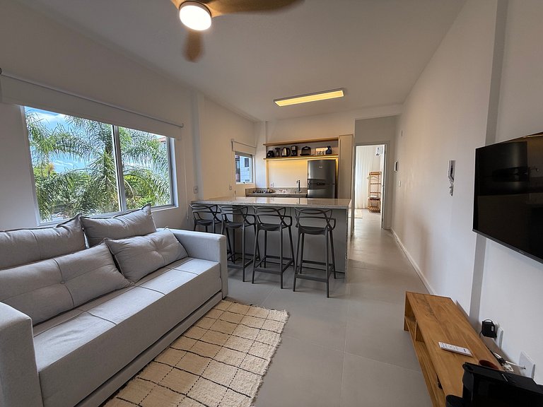 Lindo e renovado Apto 180 metros do mar